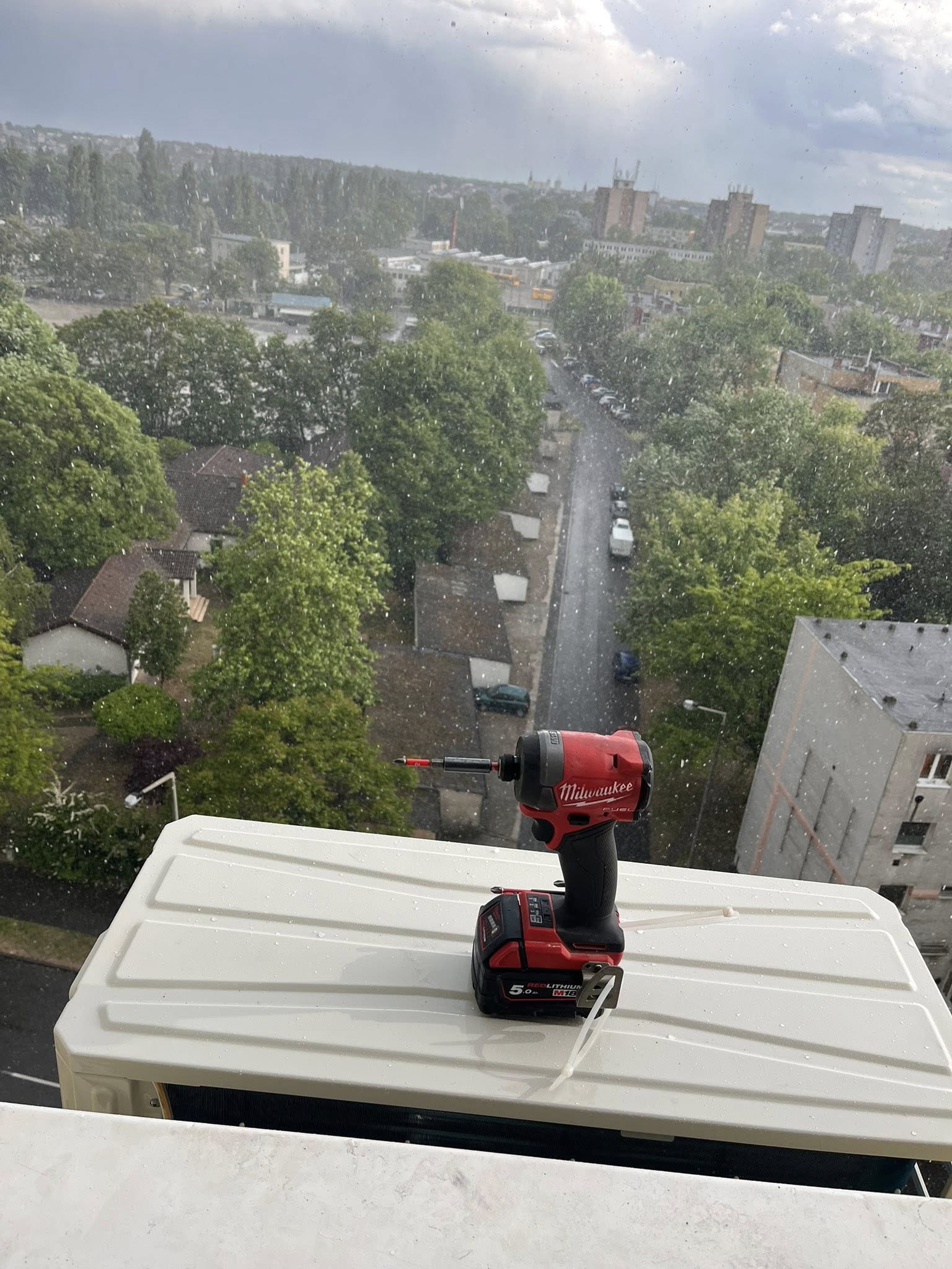 Klímaszerelés munka közben 2